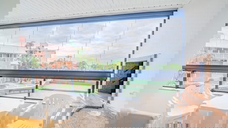 Lindo ap de dois quartos, de frente e com vista para o mar (C131)