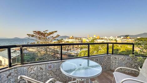 Beautiful penthouse overlooking the sea!