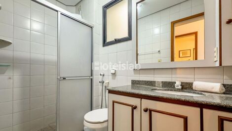 Hermoso apartamento de 2 habitaciones en condominio frente al mar.