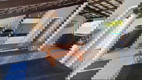 Three-suite house in the Vilas do Jacuipe condominium for rent.