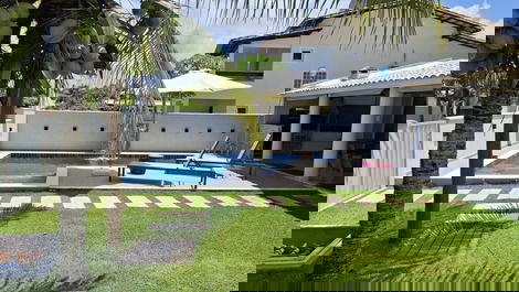 Three-suite house in the Vilas do Jacuipe condominium for rent.