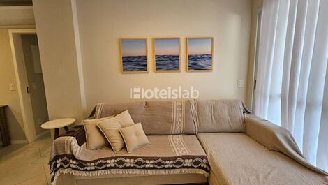 Lindo e moderno apartamento em condomínio com piscina a 100m da praia.