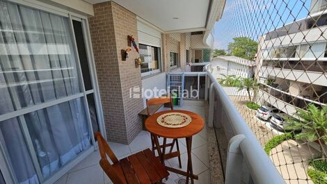 Lindo e moderno apartamento em condomínio com piscina a 100m da praia.