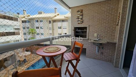 Lindo e moderno apartamento em condomínio com piscina a 100m da praia.