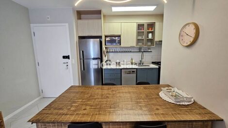 Lindo e moderno apartamento em condomínio com piscina a 100m da praia.