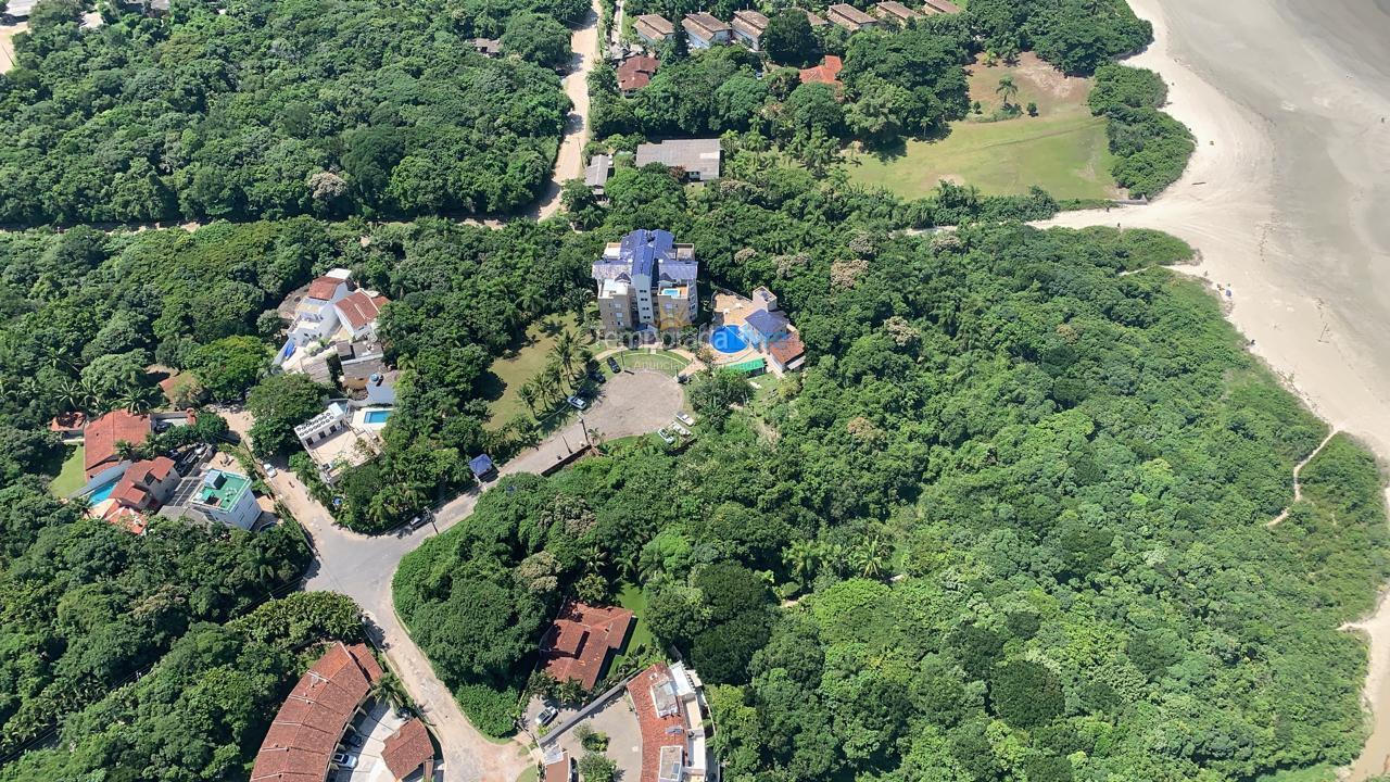 Vista aérea do condomínio + praia  Apartamento para aluguel de temporada em Bertioga (Praia de Guaratuba)