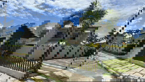 Village 3 suítes Guarajuba harmonioso e com cara de lar.