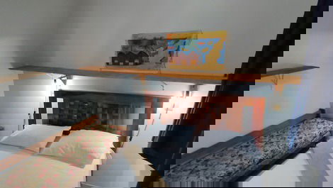 Quarto com 01 cama de casal e 01 cama de solteiro