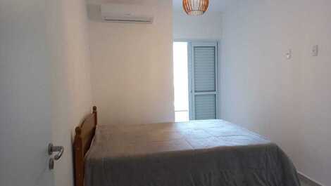 Suíte 1 com cama de casal e cama auxiliar. 