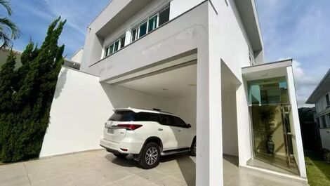 Spacious house with 5 suites 250m from the sea.