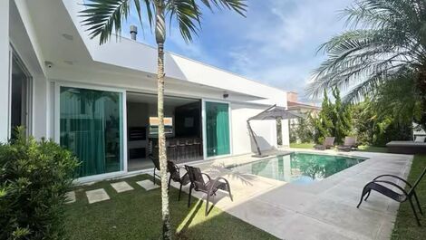 Spacious house with 5 suites 250m from the sea.
