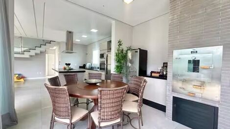 Spacious house with 5 suites 250m from the sea.