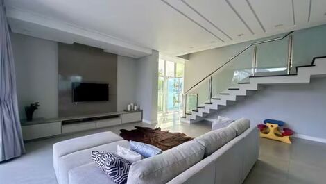 Spacious house with 5 suites 250m from the sea.