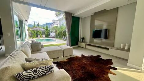 Spacious house with 5 suites 250m from the sea.