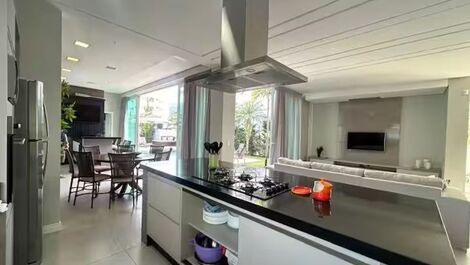 Spacious house with 5 suites 250m from the sea.