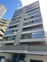 Apartamento 3 quartos com ar condic/. centro meia praia Lindo rua 264