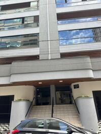 Apartamento 3 quartos com ar condic/. centro meia praia Lindo rua 264