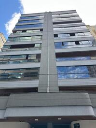 Apartamento 3 quartos com ar condic/. centro meia praia Lindo rua 264