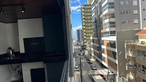 Apartamento 3 quartos com ar condic/. centro meia praia Lindo rua 264