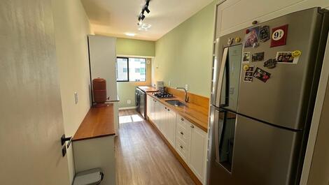 Apartamento 3 quartos com ar condic/. centro meia praia Lindo rua 264