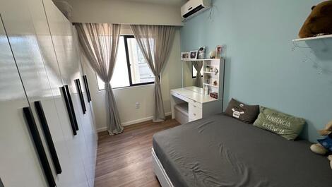 Apartamento 3 quartos com ar condic/. centro meia praia Lindo rua 264