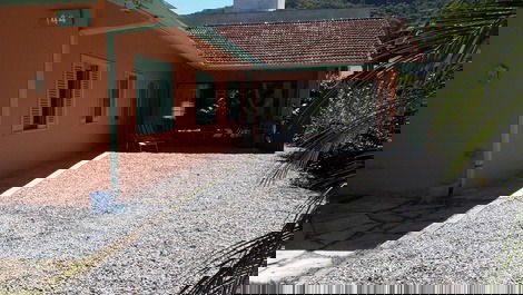 Casa em Condomínio 50mts da praia