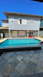 Casa de 3 quartos em Condomínio com piscina, na praia do Peró.