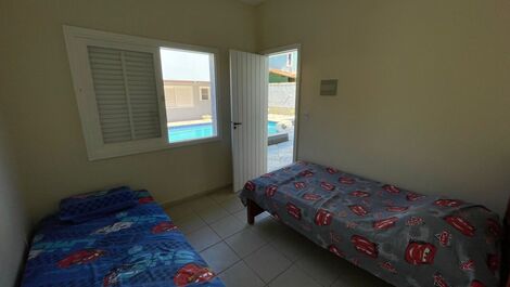 Casa de 3 quartos em Condomínio com piscina, na praia do Peró.
