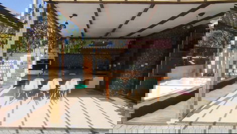 Área de lazer com duas jacuzzis e churrasqueira