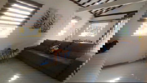 Sala com sofá e tv por box, para você relaxar e curtir um filme em família ou com amigos