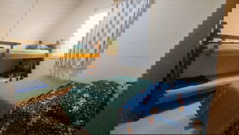 Quarto 1, com uma cama de casal e uma beliche