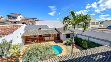 Casa de lujo con piscina y barbacoa.