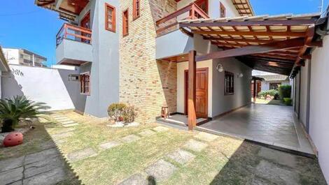 Casa de lujo con piscina y barbacoa.