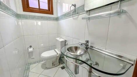Casa de lujo con piscina y barbacoa.