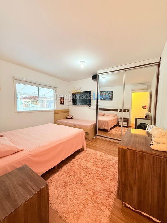 Casa para aluguel de temporada em Porto Belo (Perequê)