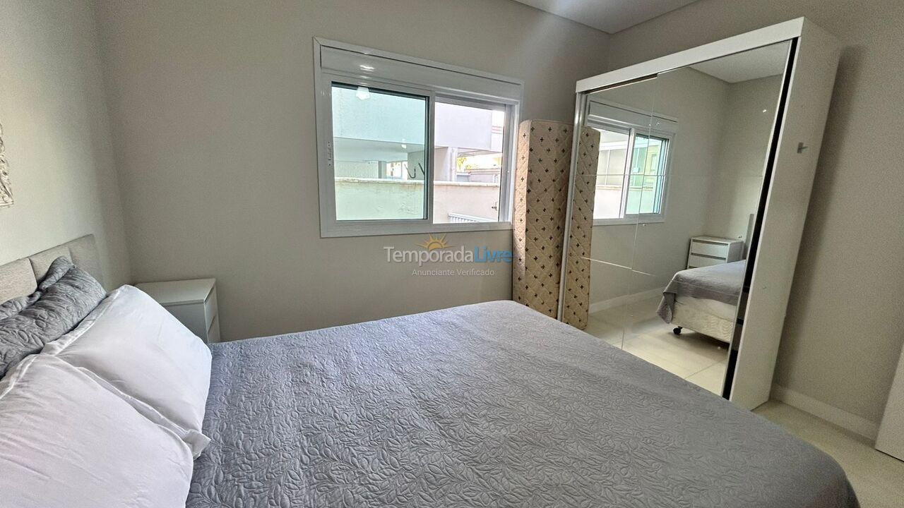 Apartamento para aluguel de temporada em Governador Celso Ramos (Praia de Palmas)