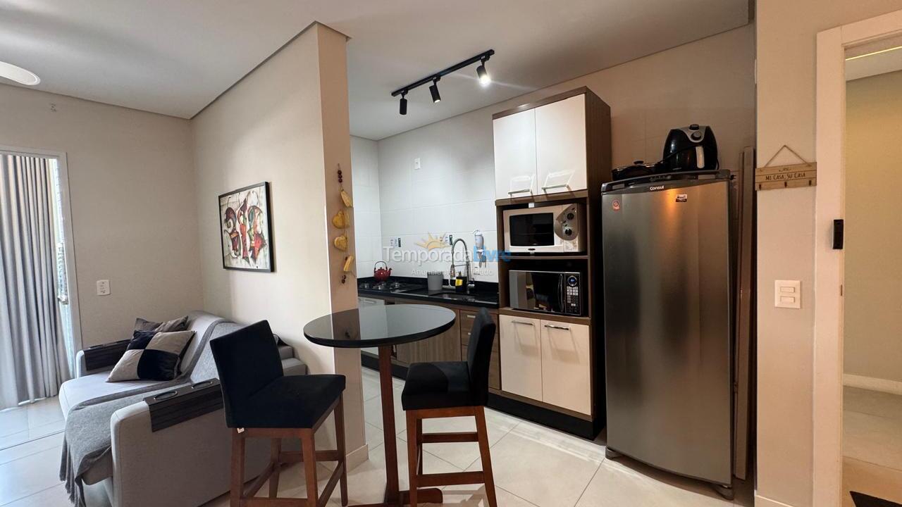 Apartamento para aluguel de temporada em Governador Celso Ramos (Praia de Palmas)