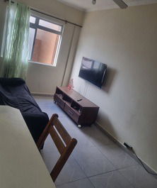 Sala aconchegante com sofá e smart tv com wi-fi integrado