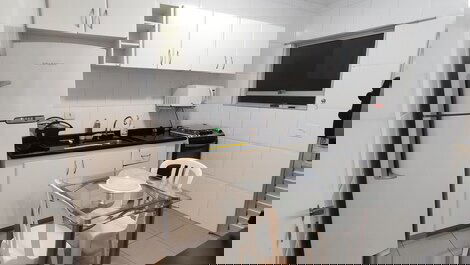 Amplio apartamento en una ubicación privilegiada. A pasos de la playa de Guarujá, ideal para disfrutar en familia o con amigos.