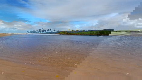 Praia da barra do rio sauípe, enco tro do rio com o mar.