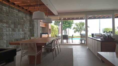 4 bedrooms, swimming pool, sea front, right on the sand, sea view.