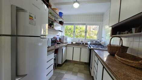 Condominium, 4 suites, shared pool, 3 spaces, 10 people, 200 m from the beach.