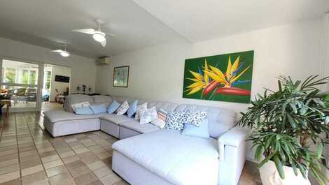 Condominium, 4 suites, shared pool, 3 spaces, 10 people, 200 m from the beach.