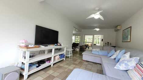 Condominium, 4 suites, shared pool, 3 spaces, 10 people, 200 m from the beach.