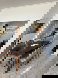 Frente para o Mar Embaré, 2 suítes e 2 garagens demarcadas.