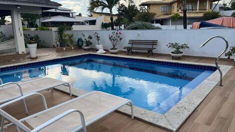 Piscina com móveis de piscina