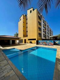 Piscina e condomínio ao fundo
