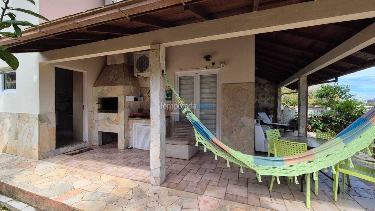 Casa para aluguel de temporada em Florianópolis (Jurere Tradicional)