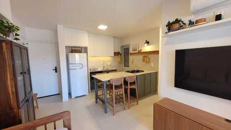 Cozinha com sala de estar conjugada
