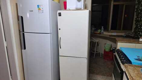 Quarto, sala com tv, cozinha